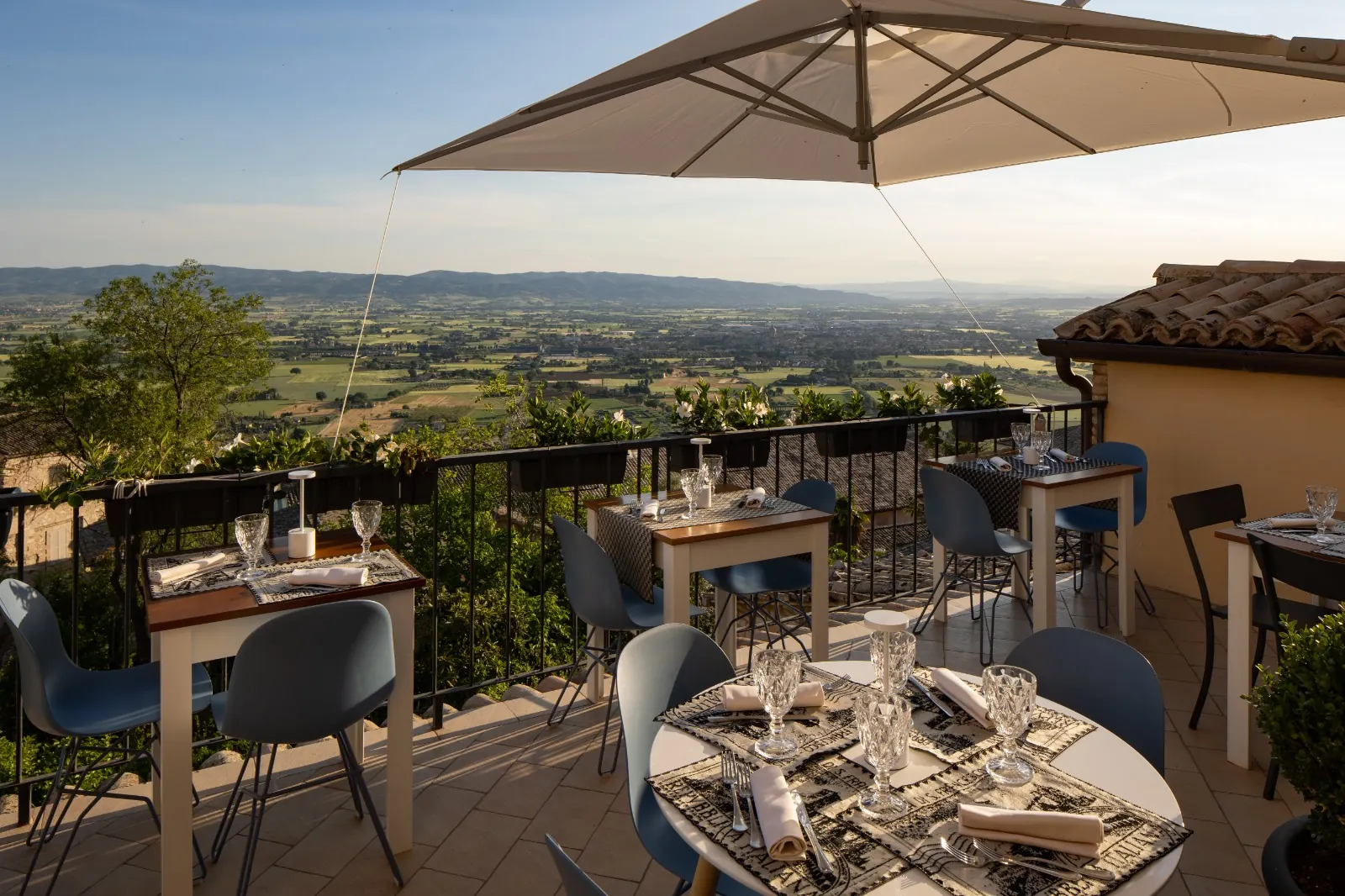 Terrazza panoramica de Il Posta in pieno giorno sopra la valle di Assisi